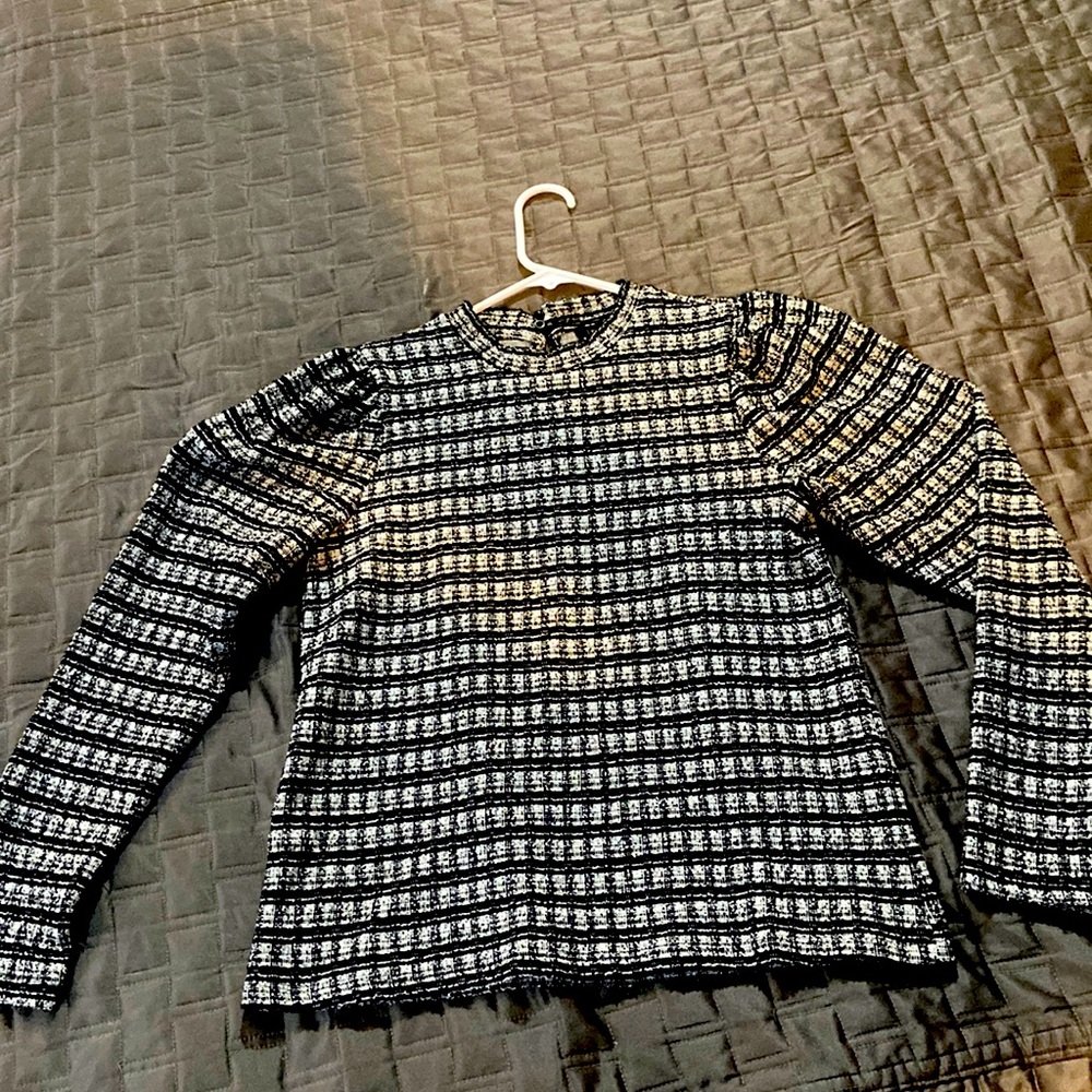 Light sweater; black and white. Size medium, Vero Moda.